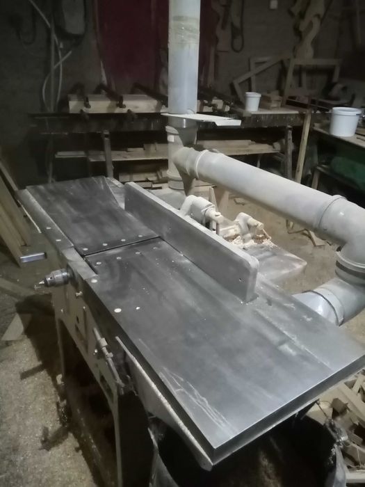 СТрогаю, ріжу, крашу деревину.