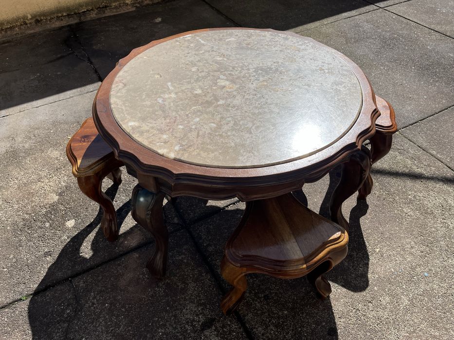 Mesa de mármore e madeira com bancos
