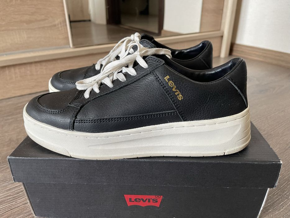 Жіночі кросівки Levi’s Silverwood S розмір 40