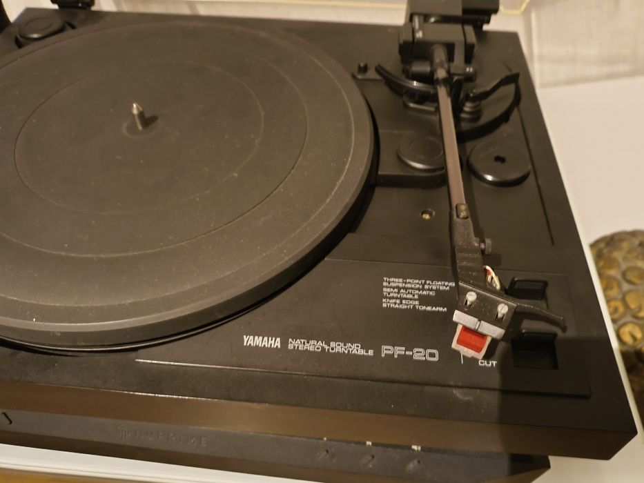 Gira Discos Yamaha PF20
