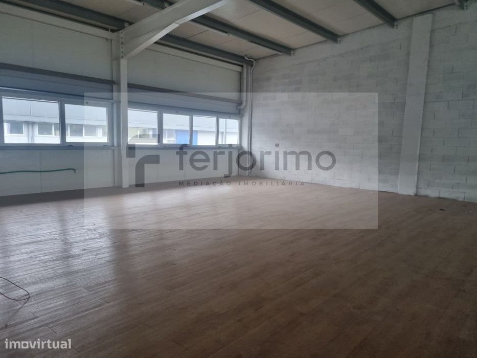 Armazém - Arrendamento 

* lote 3

* com 470 m