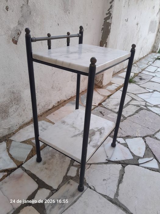 Mesa de apoio metálica com tampos de pedra