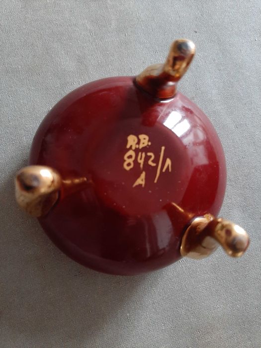 Guarda jóias muito antigo com três pés em folha de ouro.