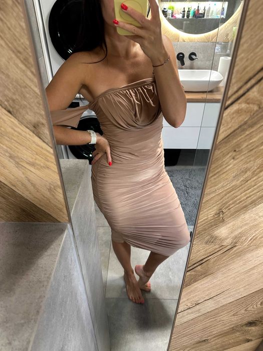 Długa obcisła sukienka z marszczeniami Femme Luxe M