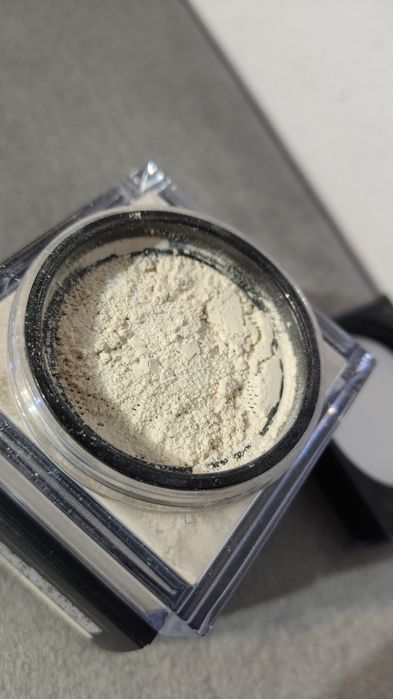 Huda Beauty Easy Bake puder Pound Cake