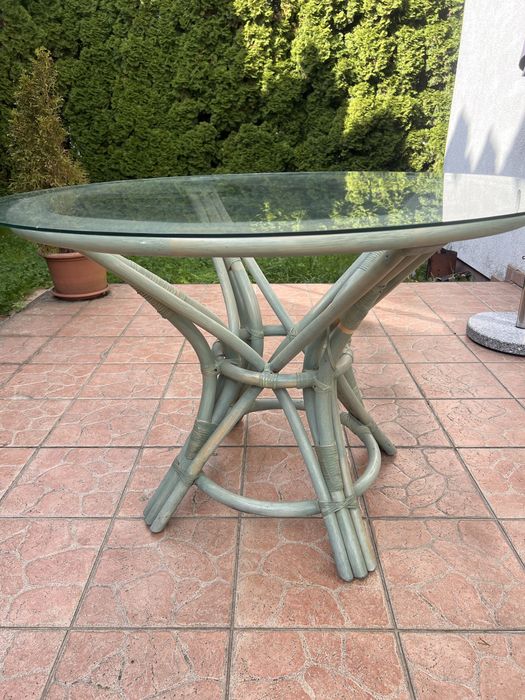 Stół rattanowy okrągły ze szklanym blatem, miętowy, vintage boho