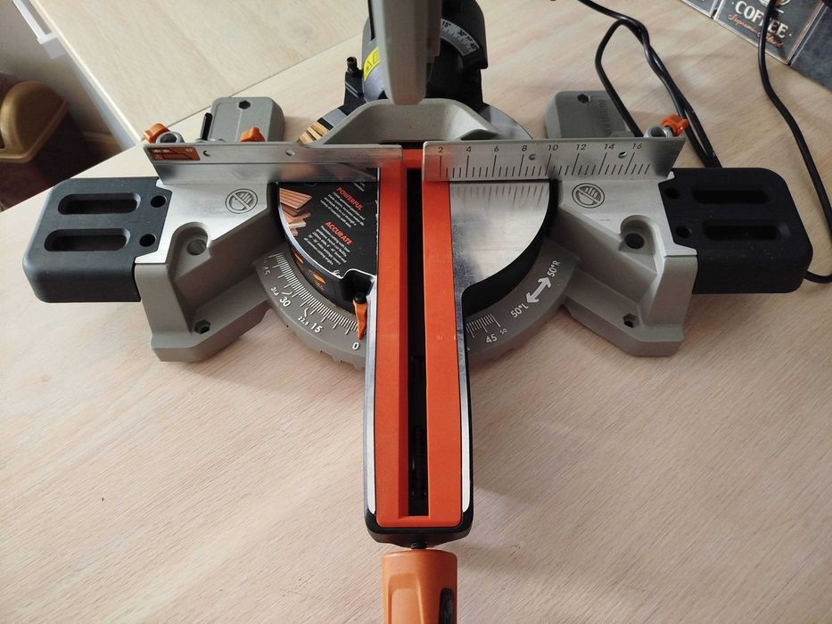 Piła ukośnica z posuwem EVOLUTION R210SMS 210mm 1500W