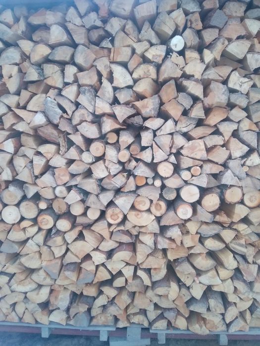 Sprzedam drzewo opałowe  łupane sosna 6m3