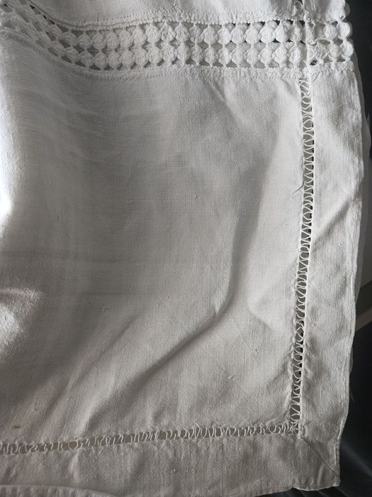 Toalha de linho com renda feita à mão