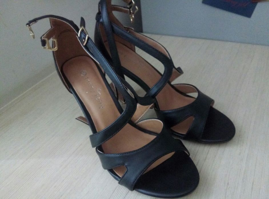 Sandały na obcasie