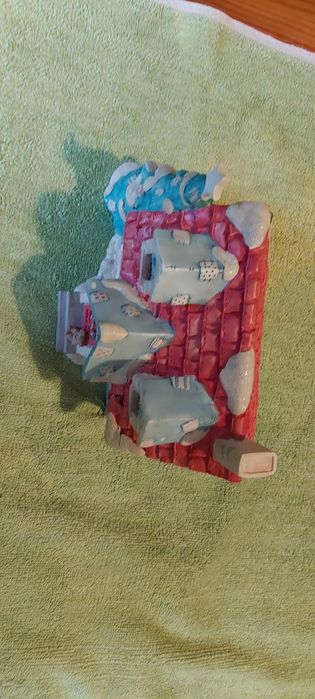 Ceramiczny porcelanowy domek plus figurki