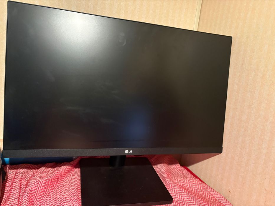 Monitor LG 24”.