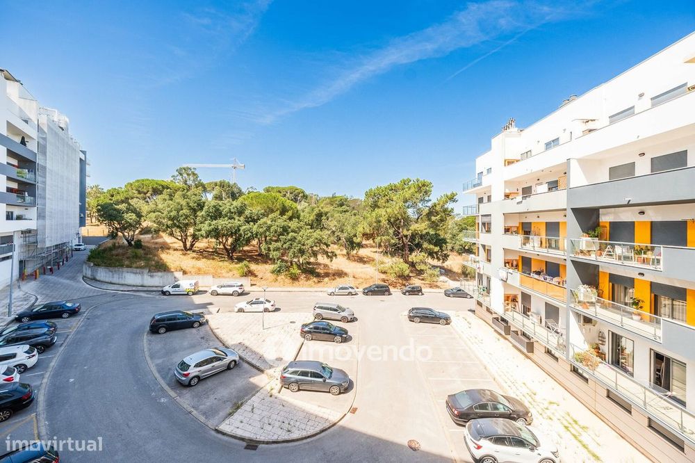 Apartamento T1 moderno, com varanda e áreas amplas, em Corroios
