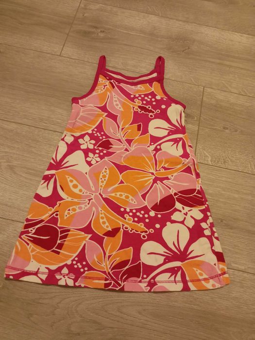 Sukienki na dziewczynkę 104