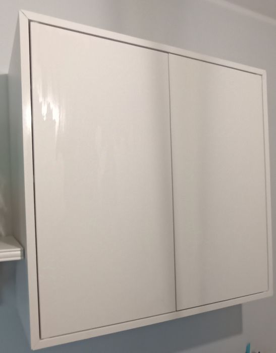 Szafeki Ikea Seria EKET
1 x Szafka ścienna dwudrzwiowa 
Wymiary: szer x głęb x wysok
70x35x70 cm

2 x Szafka z drzwiami + półką w środku
35x35x70 cm