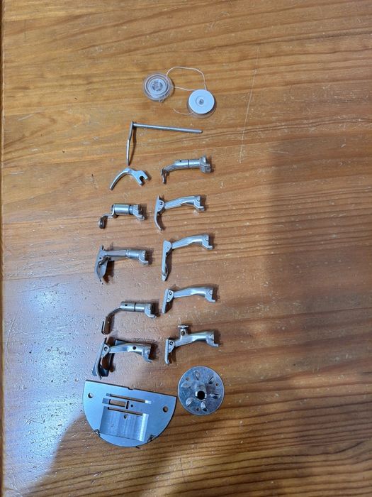 Caixa com peças para máquina de costura Bernina
