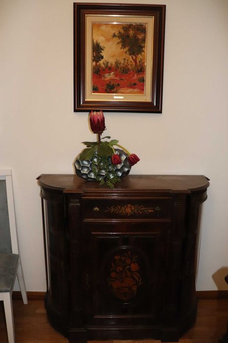 Móvel com vitrine lateral