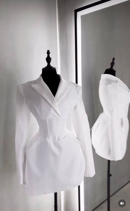 Супер сукня з імітацією корсету!