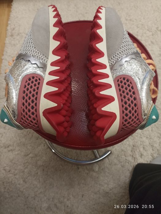 кросівки Christian Louboutin Loubishark у чудовому стані з оригінальною зубчастою підошвою та яскравим дизайном.
​Деталі оголошення:
​Б