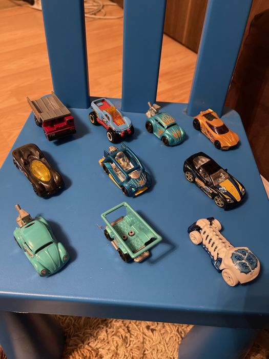 Sprzedam 10 samochów hot wheels + 1 gratis