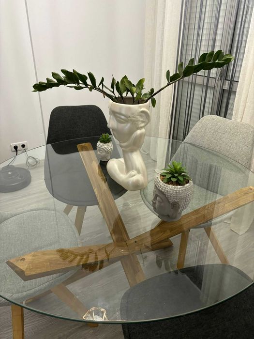 Mesa de sala moderna com cadeiras