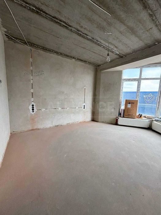 Простора 2-х.кімнатна квартира 71м2 з частковим ремонтом . біля Арсену