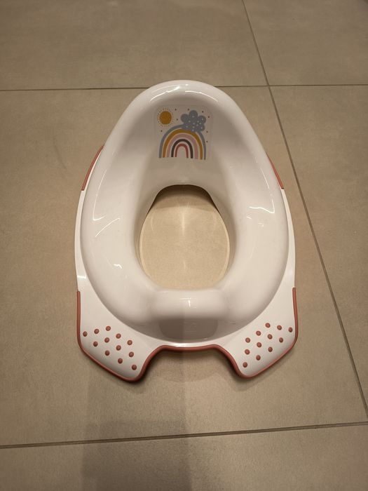 Nowa biała nakładka na toaletę