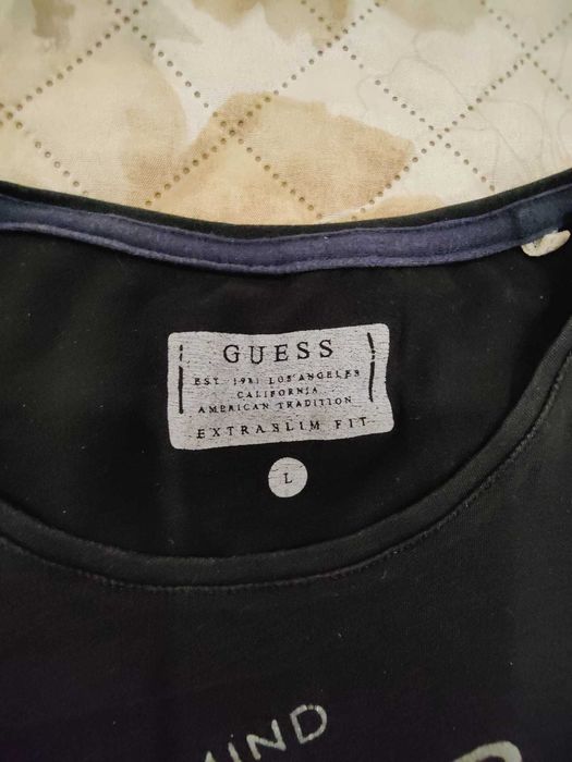 T-shirt Guess tam. L em excelente estado