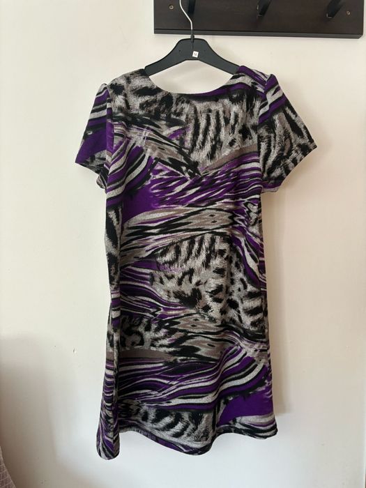 T-shirt roxa e cinzenta