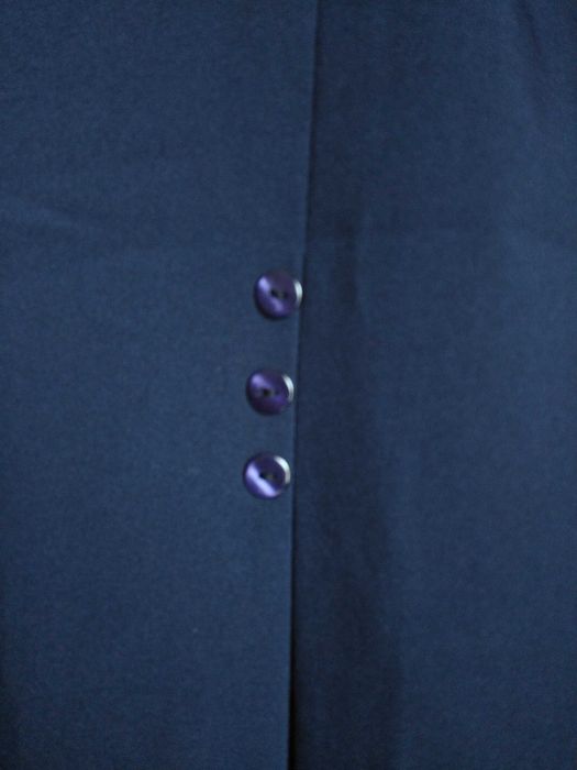 Saia azul escura com três botões e bordados