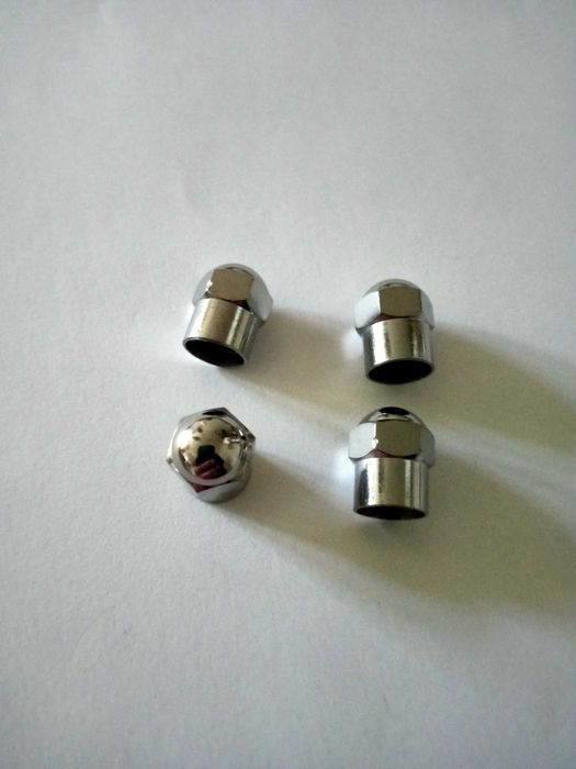 Nakrętki na wentyl chromowane niklowane   4 sztuki nowe