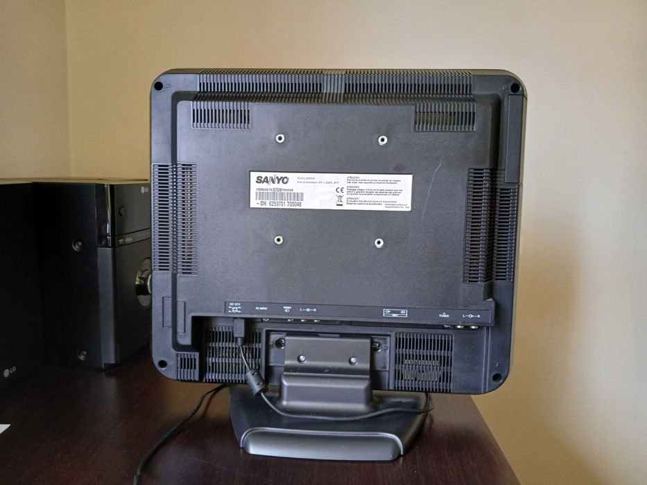 Monitor TFT TV/LCD SANYO 15'';
Pode ser utilizado como TV ou monitor.