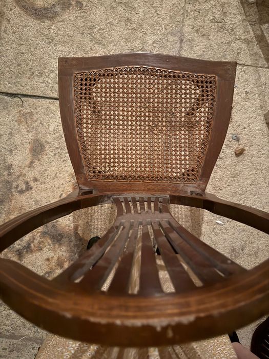 Conjunto de cadeiras inglesas antigas em mogno com assento e encosto em palhinha