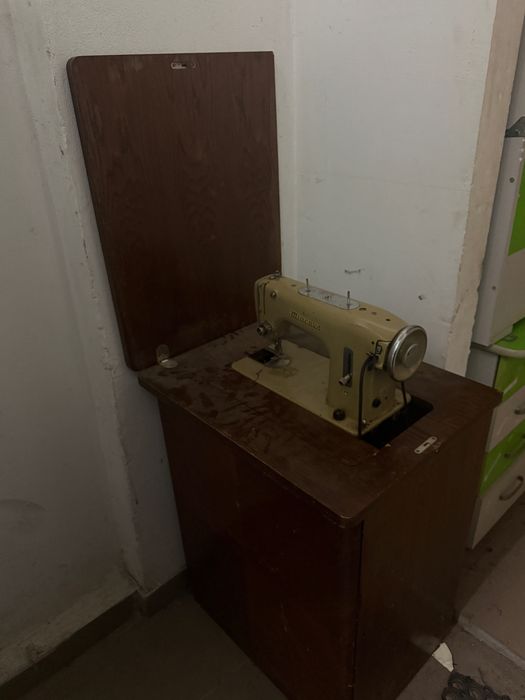 Продам швейну машинку