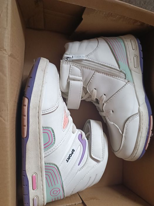 На дівчинку.  .   .