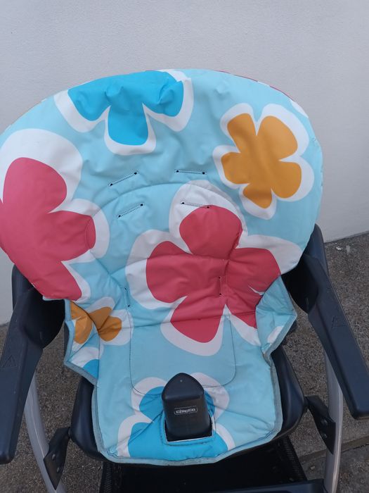 Cadeira de bébe chicco, como nova. Muito bem estimada.