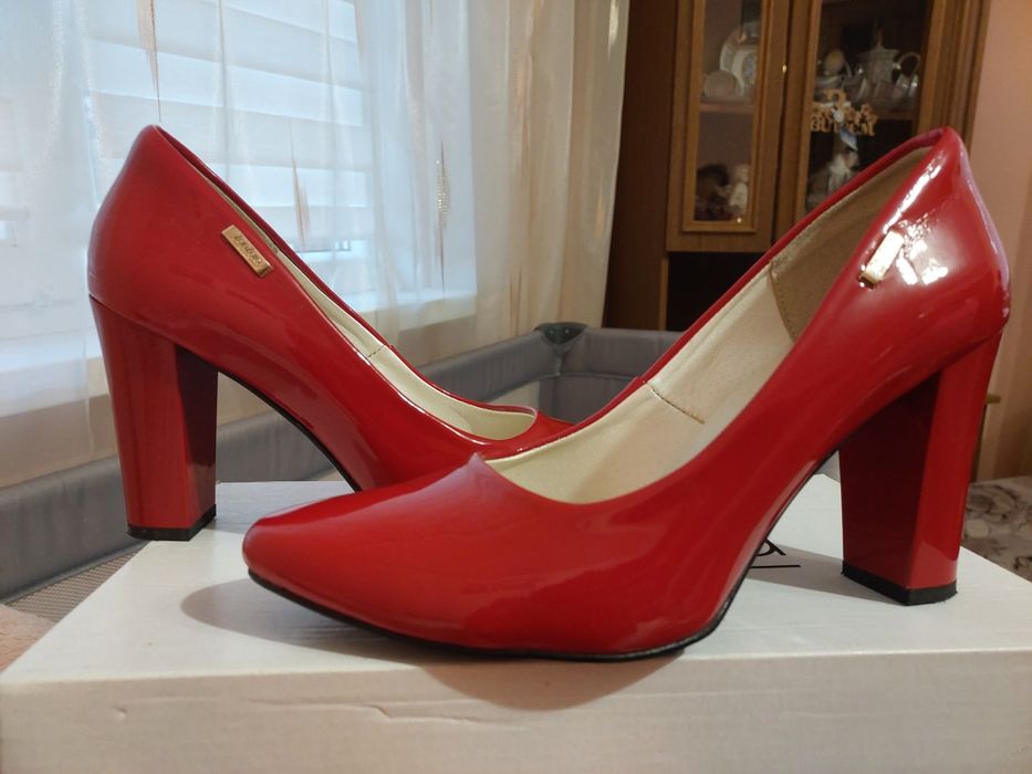 Туфлі лакові червоні