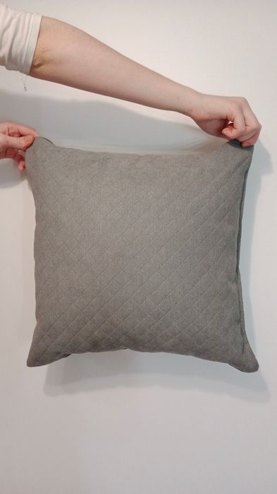 Szara pikowana poduszka