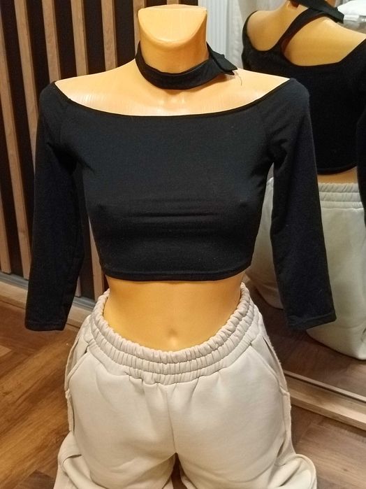 Czarny top damski - elegancki, wygodny, na każdą okazję