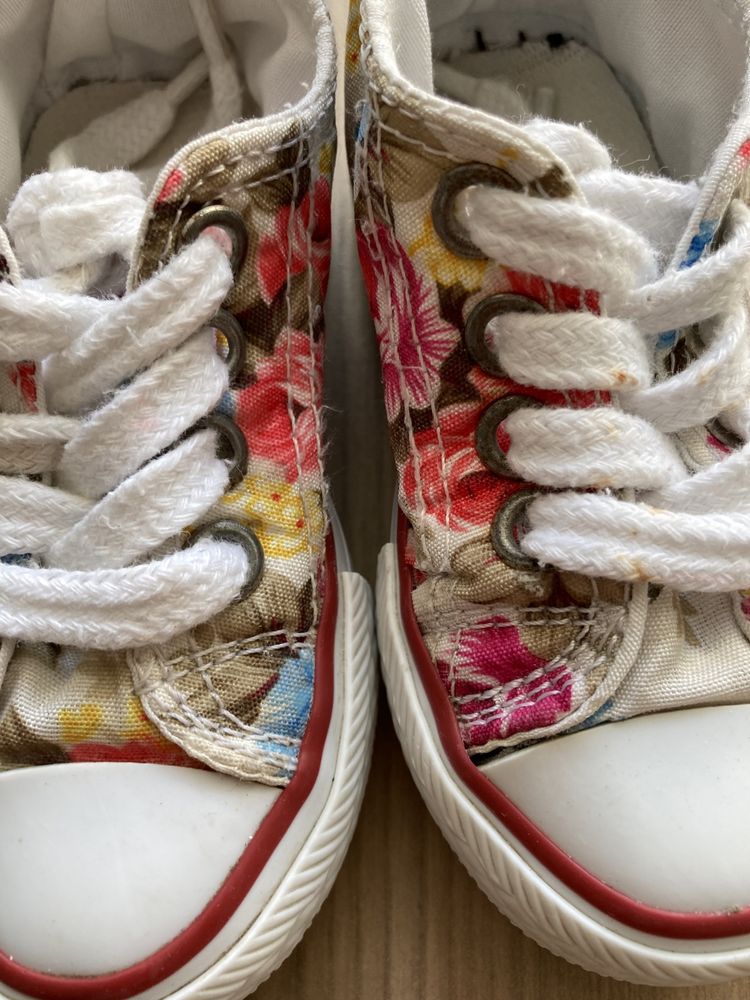 Converse w kwiatki 2025