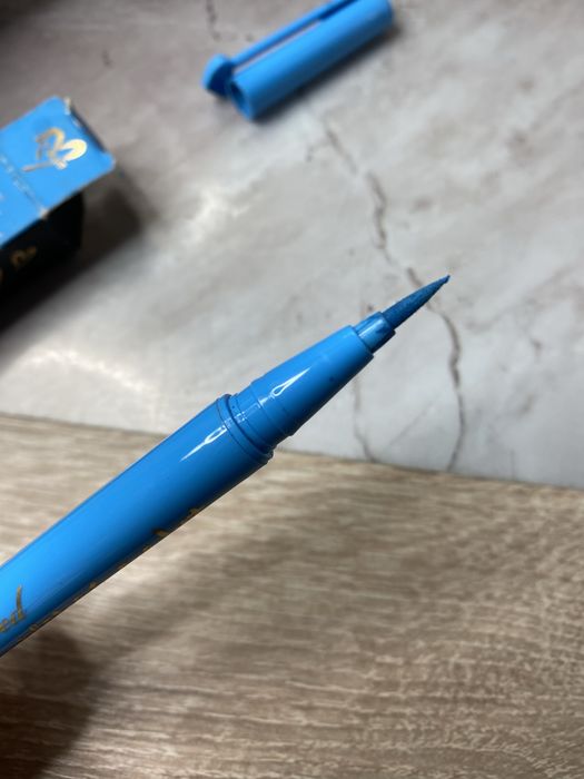 Niebieski eyeliner sketch marker too faced  art