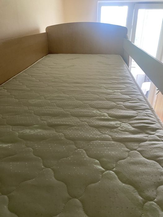 Кровать детская,стол,шкаф.