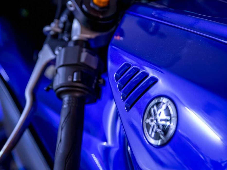 Yamaha R7 de 2024 em estado Irrepreensível. Linha Leo Vince. Extras