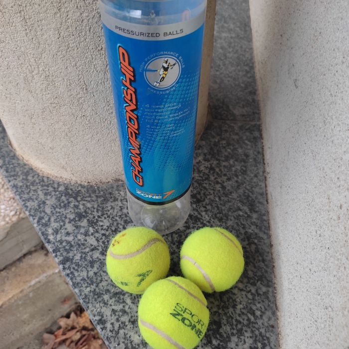 Raquete de tênis e bolas