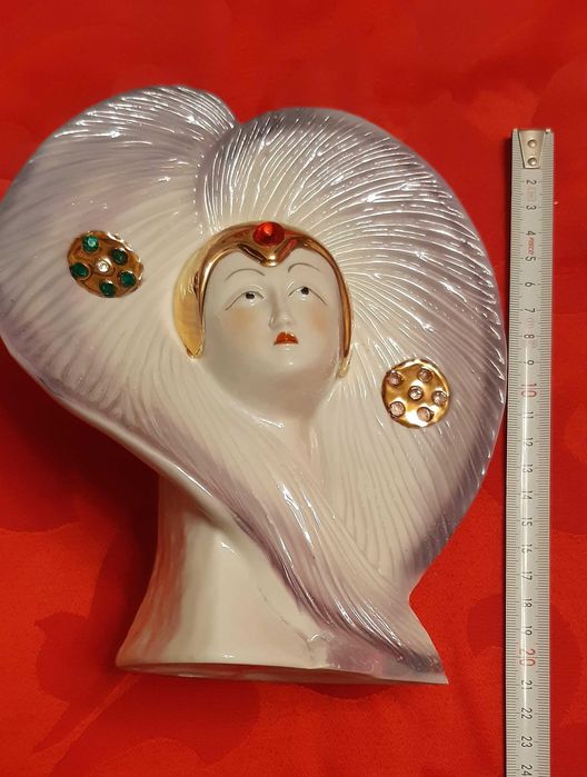 Estatuetas de divas em porcelana.