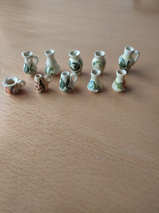 Conjunto de loiça em miniatura.