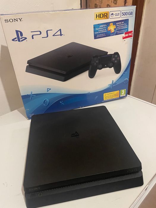 PlayStation 4 com caixa
