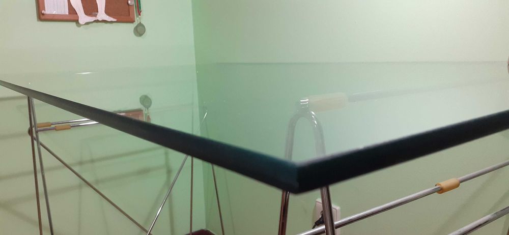 Mesa, cadeira de secretária, e estante.