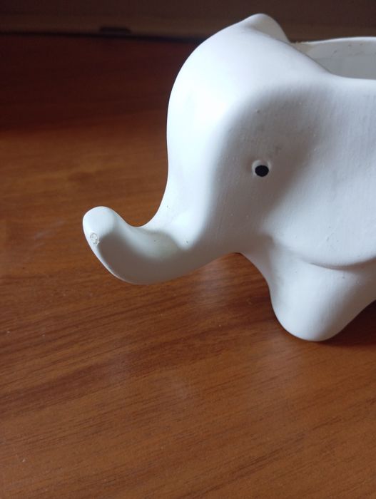 Doniczka biała ceramiczna w kształcie słonia .