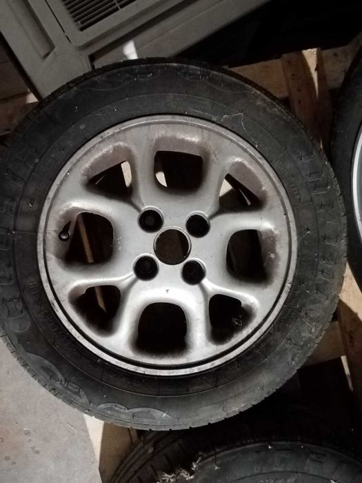Quatro pneus com jante especial 14"